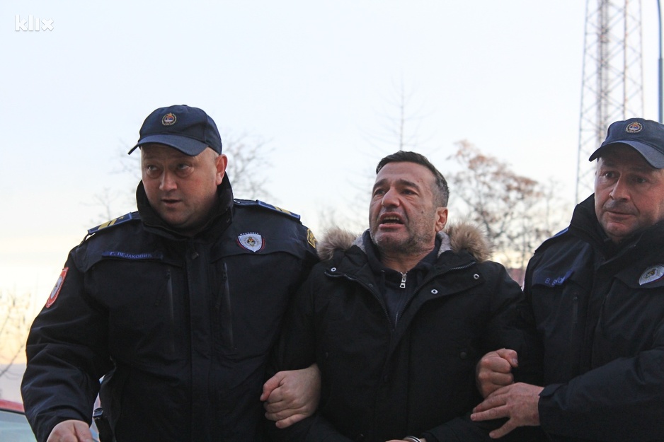 Privođenje Davora Dragičevića nakon protesta u decembru 2018. (Foto: M. D./Klix.ba)