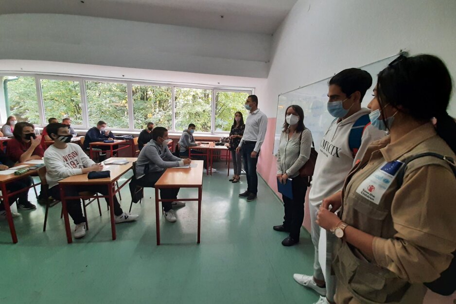 Dječak u školi (Foto: Save the Children)