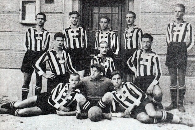 Ekipa koja je izborila ulazak u viši rang 1926.: Hinko Tegzeš mlađi, Herland Gmaz, Ivan Krajnc, Eduard Osim, Oto Potočnik, Franjo Šuh, Franjo Krajnc, Ivan Pavičić, Herbet Gmaz, Josip Šebalj i Leonard Fedi (Foto: fkzeljeznicar.ba)