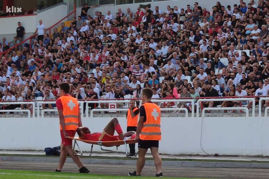 Brandao je na nosilima iznesen s terena (Foto: G. Š./Klix.ba)