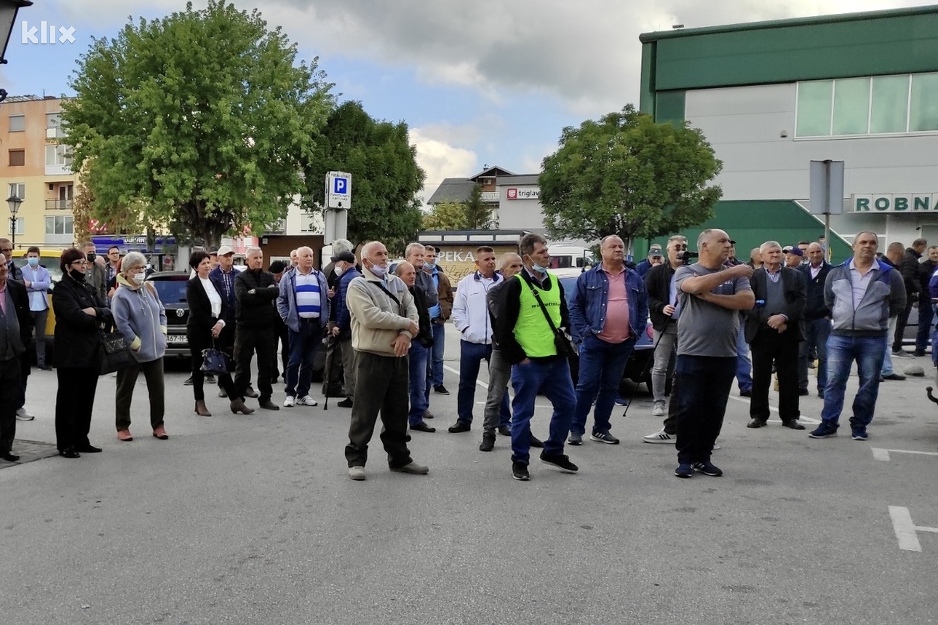 Okupljeni najavili i nove proteste ako se ne udovolji njihovom zahtjevu (Foto: Klix.ba)