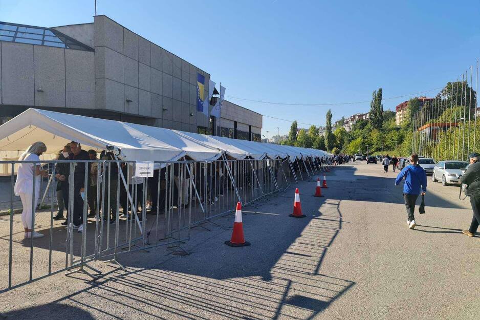 Brojni građani rano jutros su stali u red za vakcinu