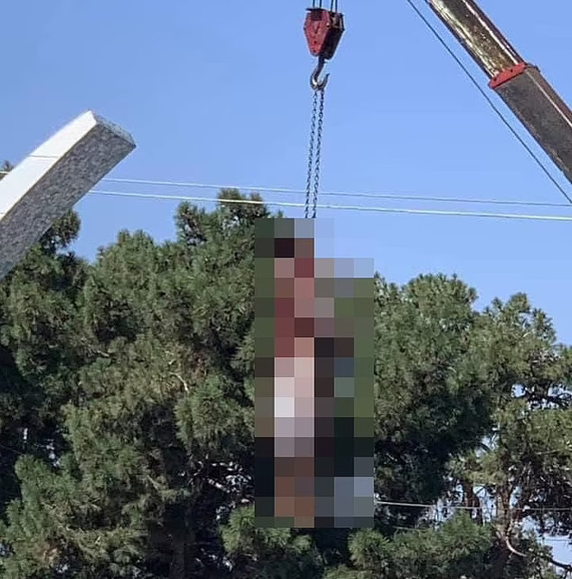 Tijelo izloženo na dizalici (Foto: Daily Mail)