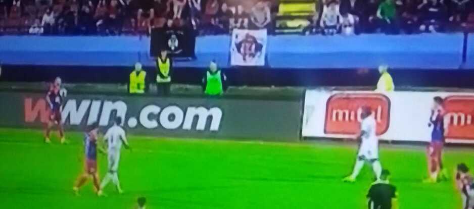 Neke od spornih zastava okačenih na stadionu u Banjoj Luci (Foto: Screenshot)