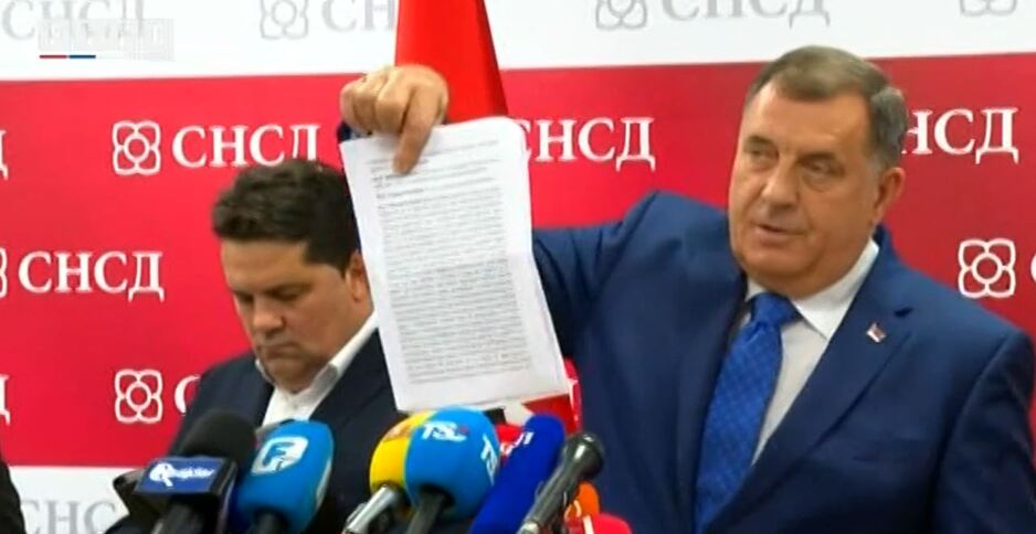 Milorad Dodik pokazuje stenogram