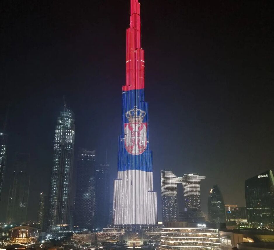 Burj Khalifa u bojama zastave Srbije (Foto: Instagram / @buducnostsrbijeav)