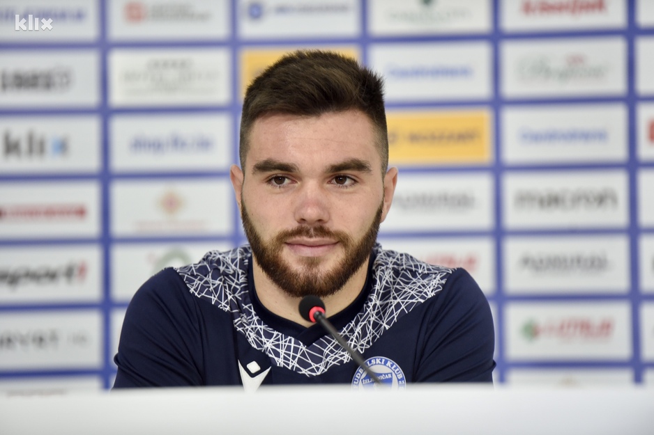 Na konferencij za medije je bio i mladi Hamza Gasal, ali nije rekao ništa osim da je atmosfera u ekipi dobra (Foto: T. S./Klix.ba)