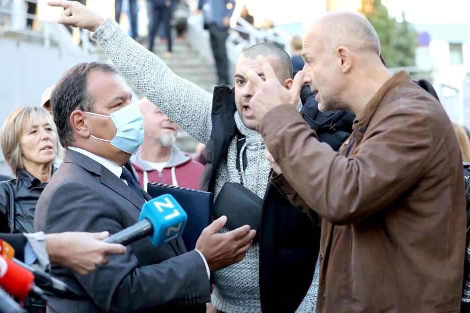 Demonstranti se svađaju sa Vilijem Berošem (Foto: Patrik Macek/PIXSELL)