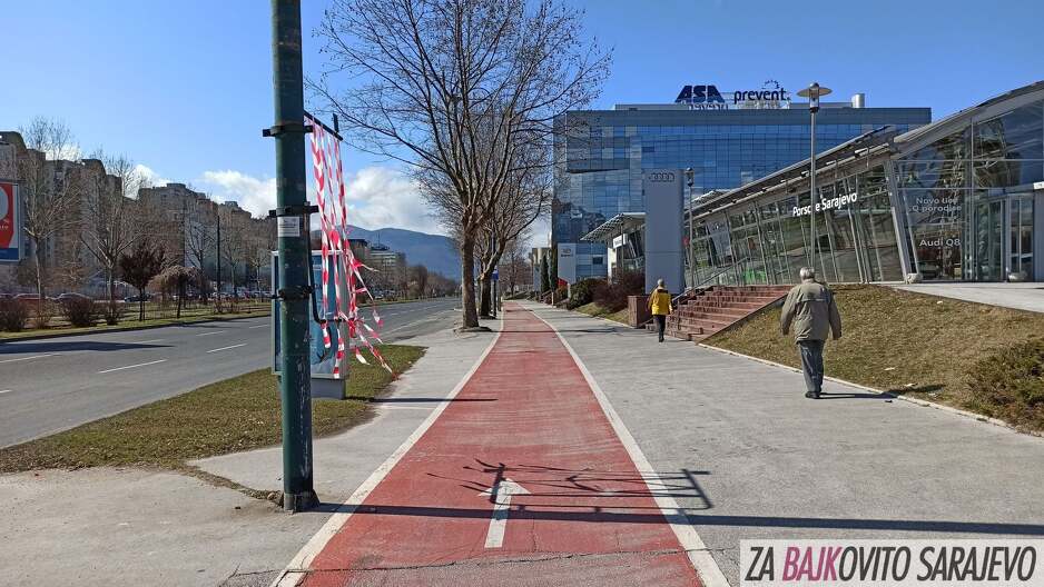 Strelica pokazuje obavezan smjer kretanja na biciklističkoj stazi (Foto: Giro di Sarajevo)