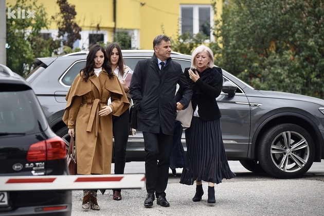 Fadil Novalić s advokaticama (Foto: T. S./Klix.ba)