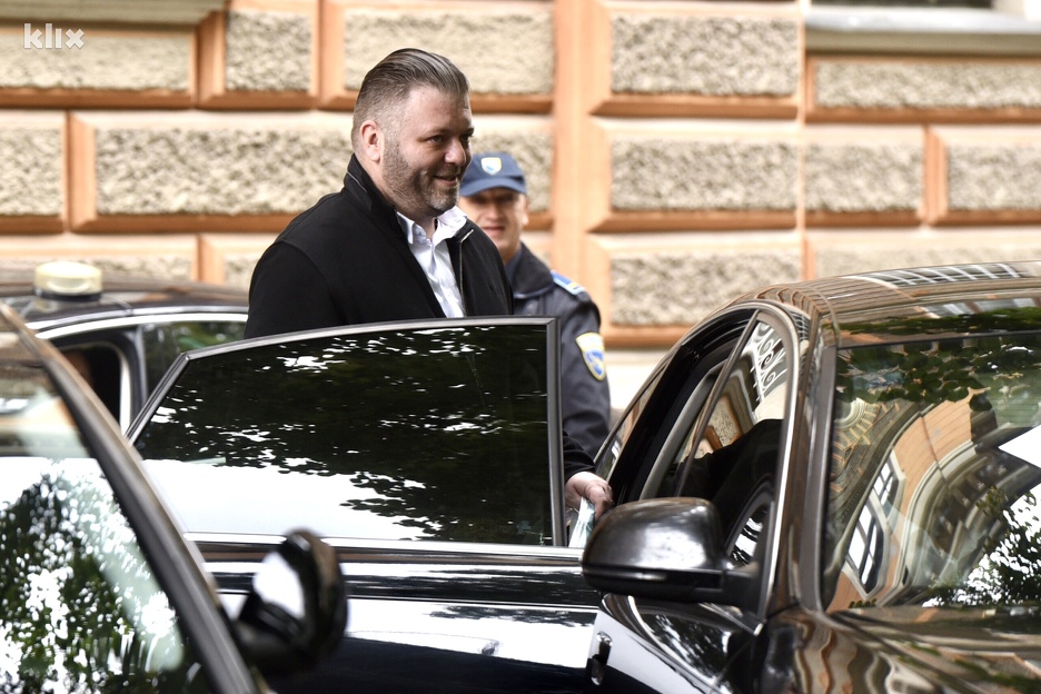 Harmonikaš napustio zgradu Predsjedništva BiH (Foto: T. S./Klix.ba)