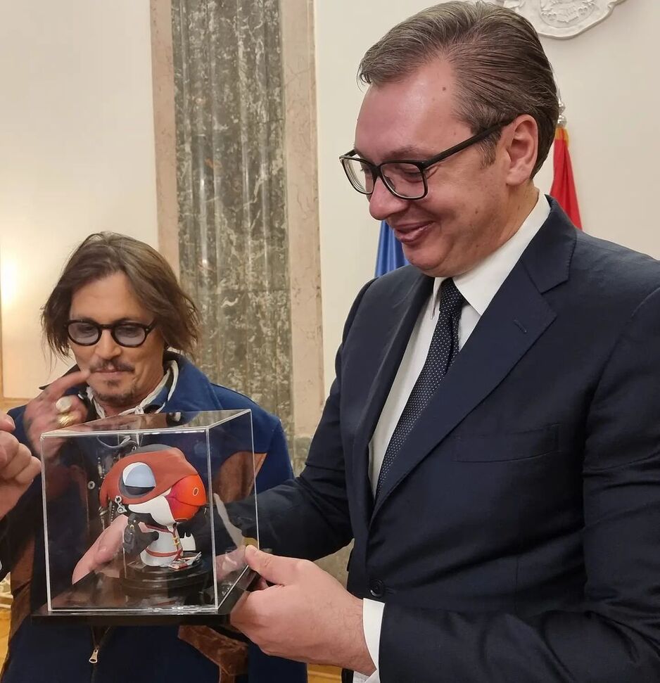 Johnny Depp poklonio Vučiću figuricu ptice u piratskom odijelu