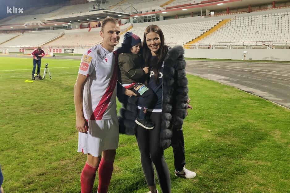 Nemanja Bilbija s porodicom nakon utakmice koja mu je prva čestitala na rekordu (Foto: G. Š./Klix.ba)