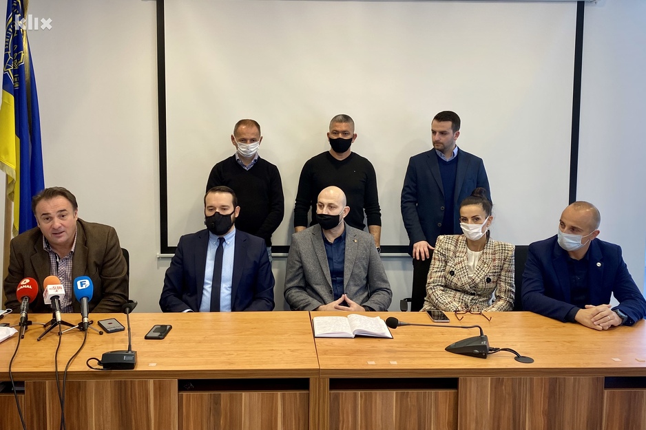 Predstavnici opozicije u Gradskom vijeću Tuzle (Foto: A. K./Klix.ba)