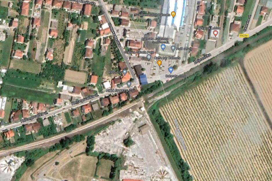 Pogled iz zraka: Trgovina na samoj granici