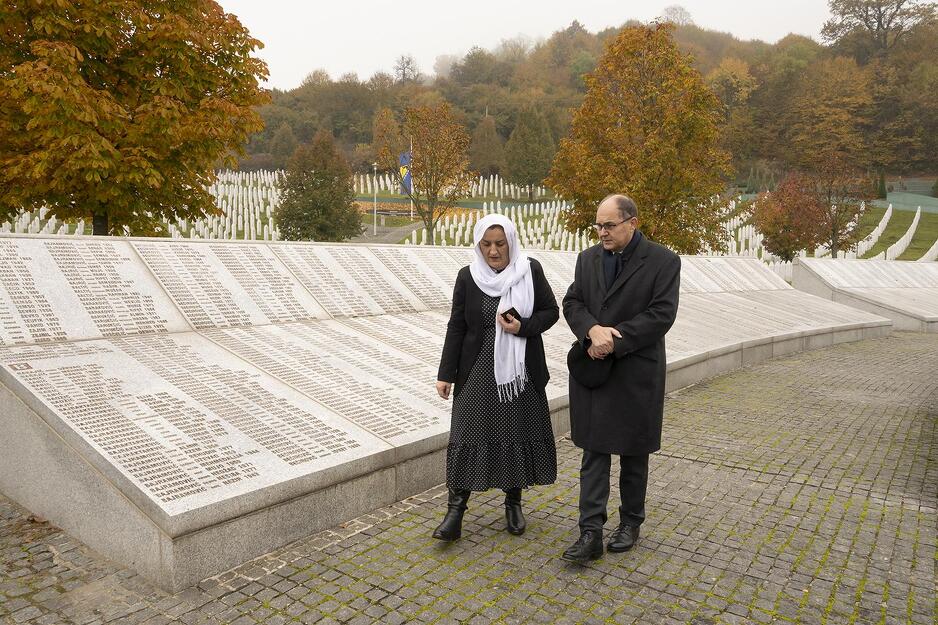 Schmidt u obilasku Memorijalnog centra Potočari