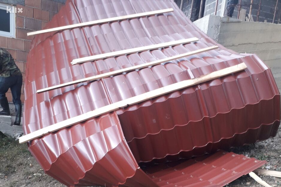 Vjetar odnio krov kuće u Rječici (Foto: Čitatelj)