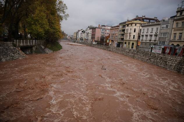 Razina Miljacke u centru Sarajeva (Foto: Općina Stari Grad)