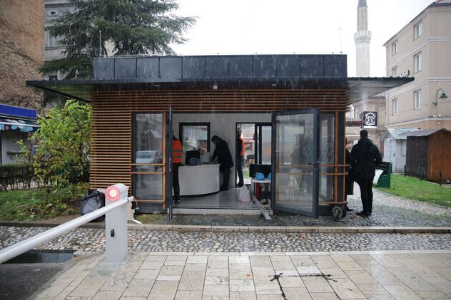 Počela demontaža kioska, koji je koštao 250.000 KM, u centru Sarajeva (Foto: Općina Stari Grad)