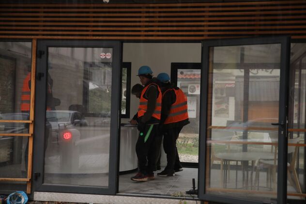 Počela demontaža kioska, koji je koštao 250.000 KM, u centru Sarajeva (Foto: Općina Stari Grad)