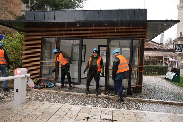 Počela demontaža kioska, koji je koštao 250.000 KM, u centru Sarajeva (Foto: Općina Stari Grad)