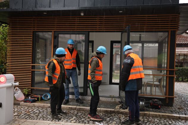 Počela demontaža kioska, koji je koštao 250.000 KM, u centru Sarajeva (Foto: Općina Stari Grad)