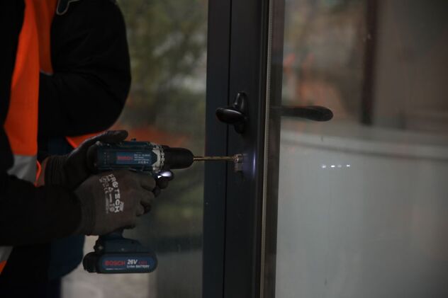 Počela demontaža kioska, koji je koštao 250.000 KM, u centru Sarajeva (Foto: Općina Stari Grad)