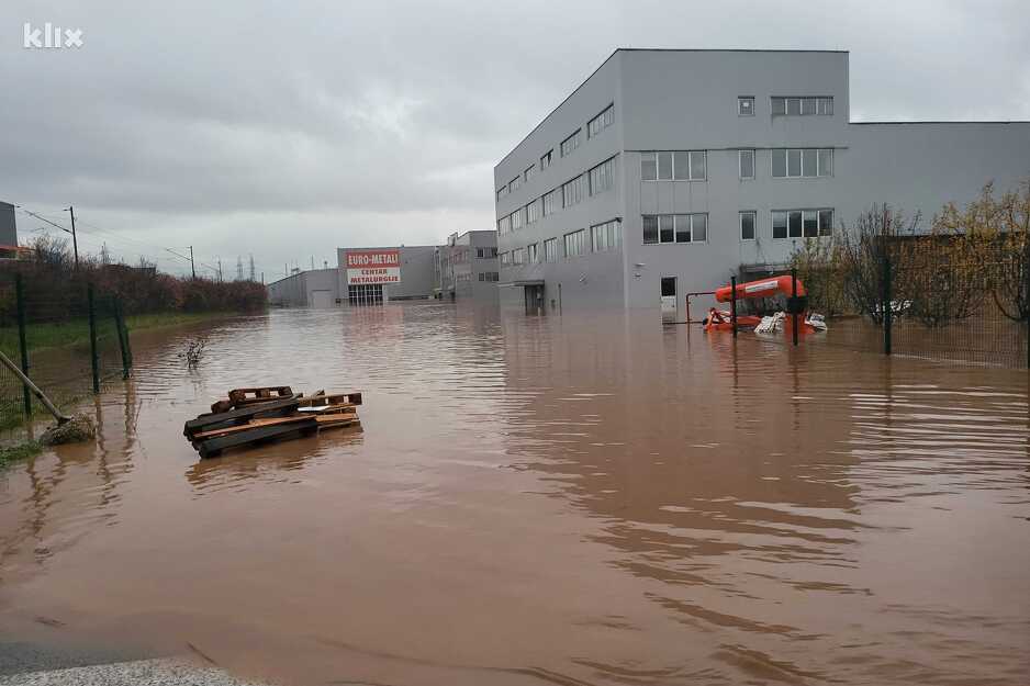 Blago opada nivo rijeka Željeznice i Bosne (Foto: E. M./Klix.ba)