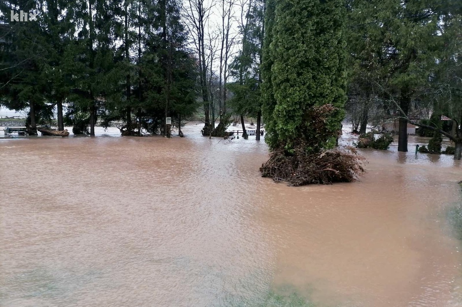 Poplave su napravile ogromnu materijalnu štetu u naselju Kijevo (Foto: D. S./Klix.ba)