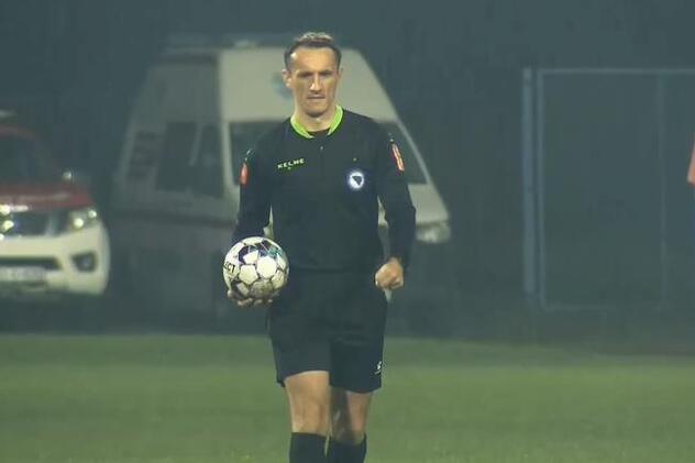 Sudija Njegomirović s kapitenima obilazi teren i provjerava ima li uslova da se utakmica igra