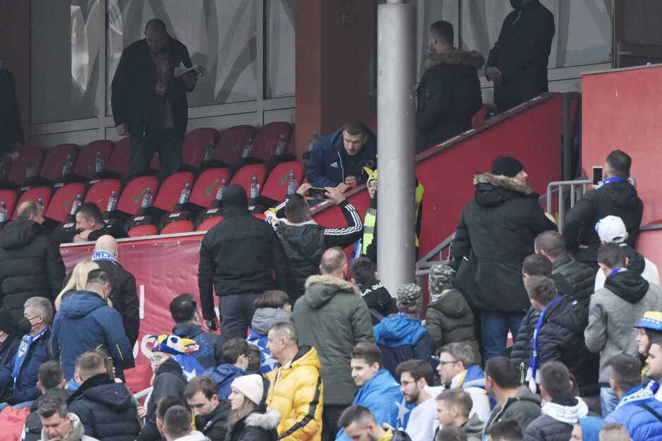 Navijači žele fotografiju sa Džekom (Foto: E. M./Klix.ba)