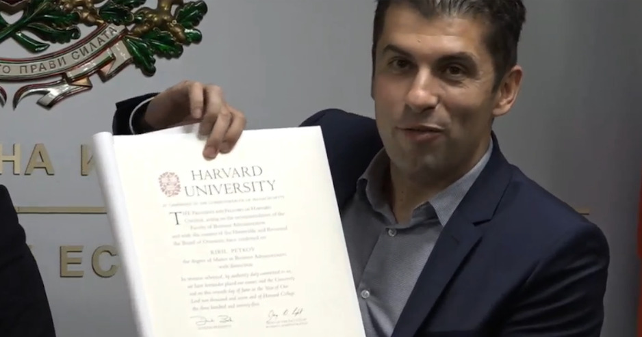 Kiril Petkov s diplomom Harvarda (Foto:Twitter)