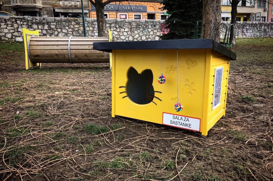 Kućica za mačke u parku Kemal Monteno u Sarajevu (Foto: Facebook)
