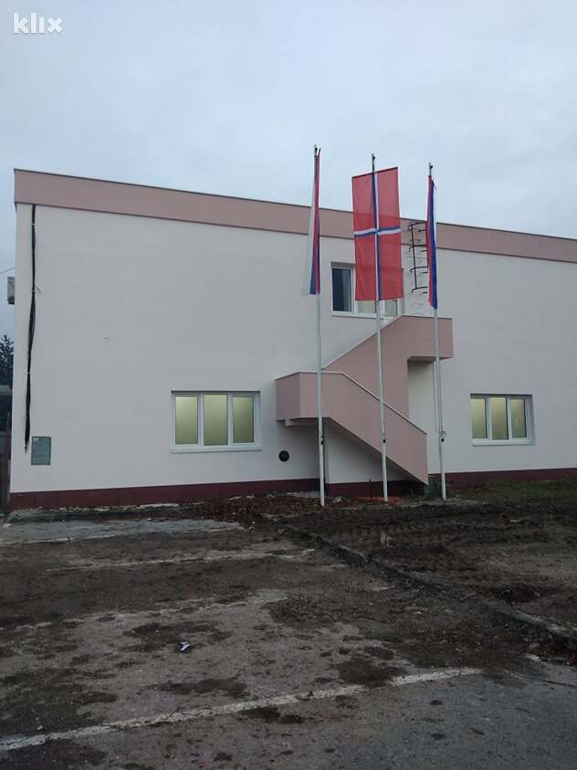 Dvije zastave RS-a i zastava Grada Istočno Sarajevo (Foto: Klix.ba)