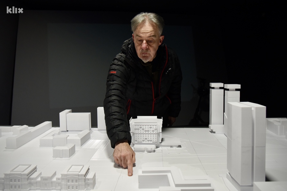 Trevor Gibson pokazuje lokaciju na kojoj je ubijen maleni Nermin (Foto: T. S./Klix.ba)