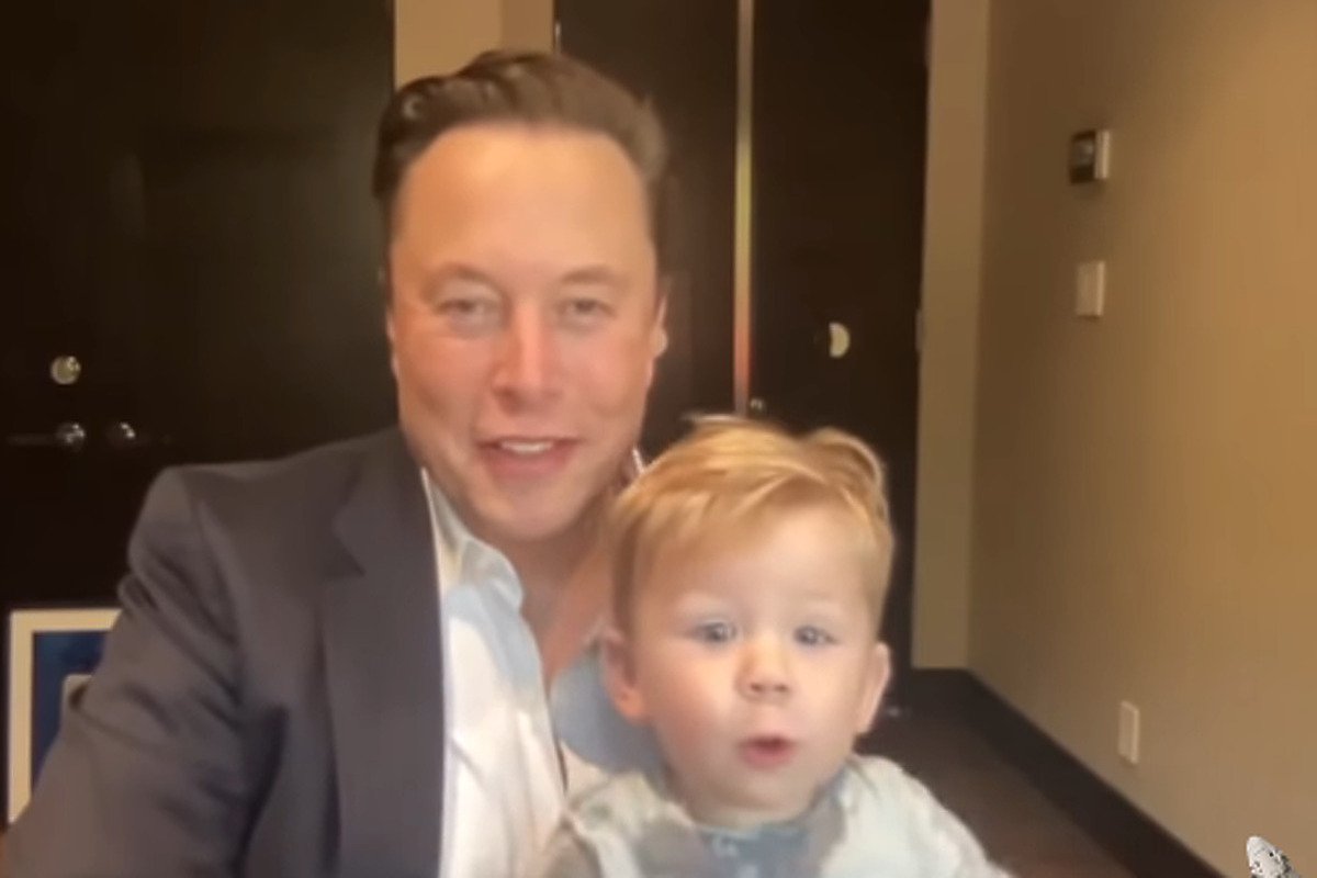 Elon Musk i njegov sin (Foto: Screenshot)