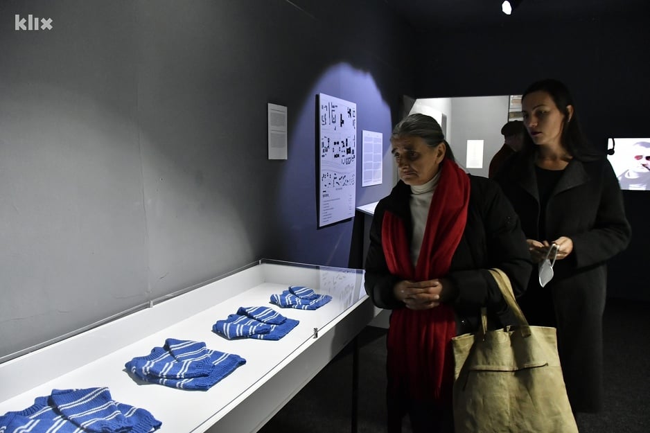 Majka Dženana na izložbi u Historijskom muzeju gleda u repliku džempera koji je bio na njenom sinu u trenutku kada je ubijen (Foto: Klix.ba)