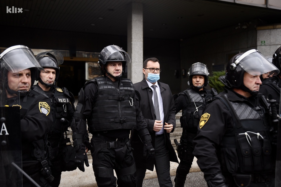 Ministar Nermin Džindić izašao pred rudare sa specijalcima (Foto: T. S./Klix.ba)