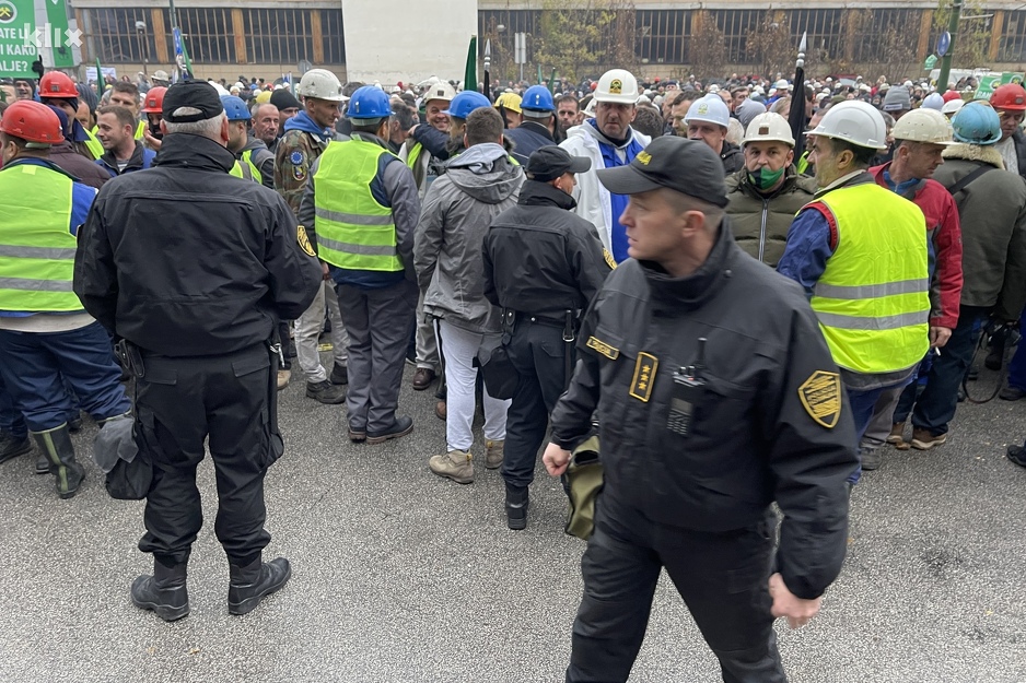 Rudari došli do stepenica Vlade FBiH (Foto: I. Š./Klix.ba)