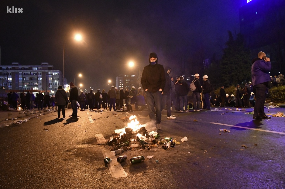 Ispred Vlade FBiH zapaljene su i vatre (Foto: I. Š./Klix.ba)