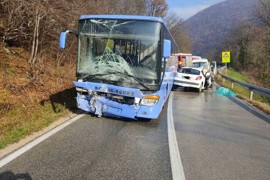 U nesreći učestvovao autobus i automobil (Foto:Vatrogasna jedinica Banja Luka)