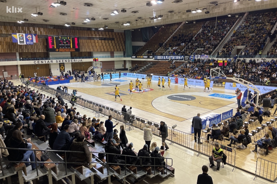 Skenderija je već spremna za početka utakmice, a očekuje se blizu 4.000 navijača naše reprezentacije (Foto: I. Š./Klix.ba)