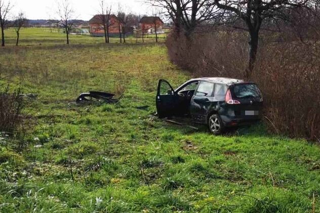 Privatni automobil koji je izguran sa puta