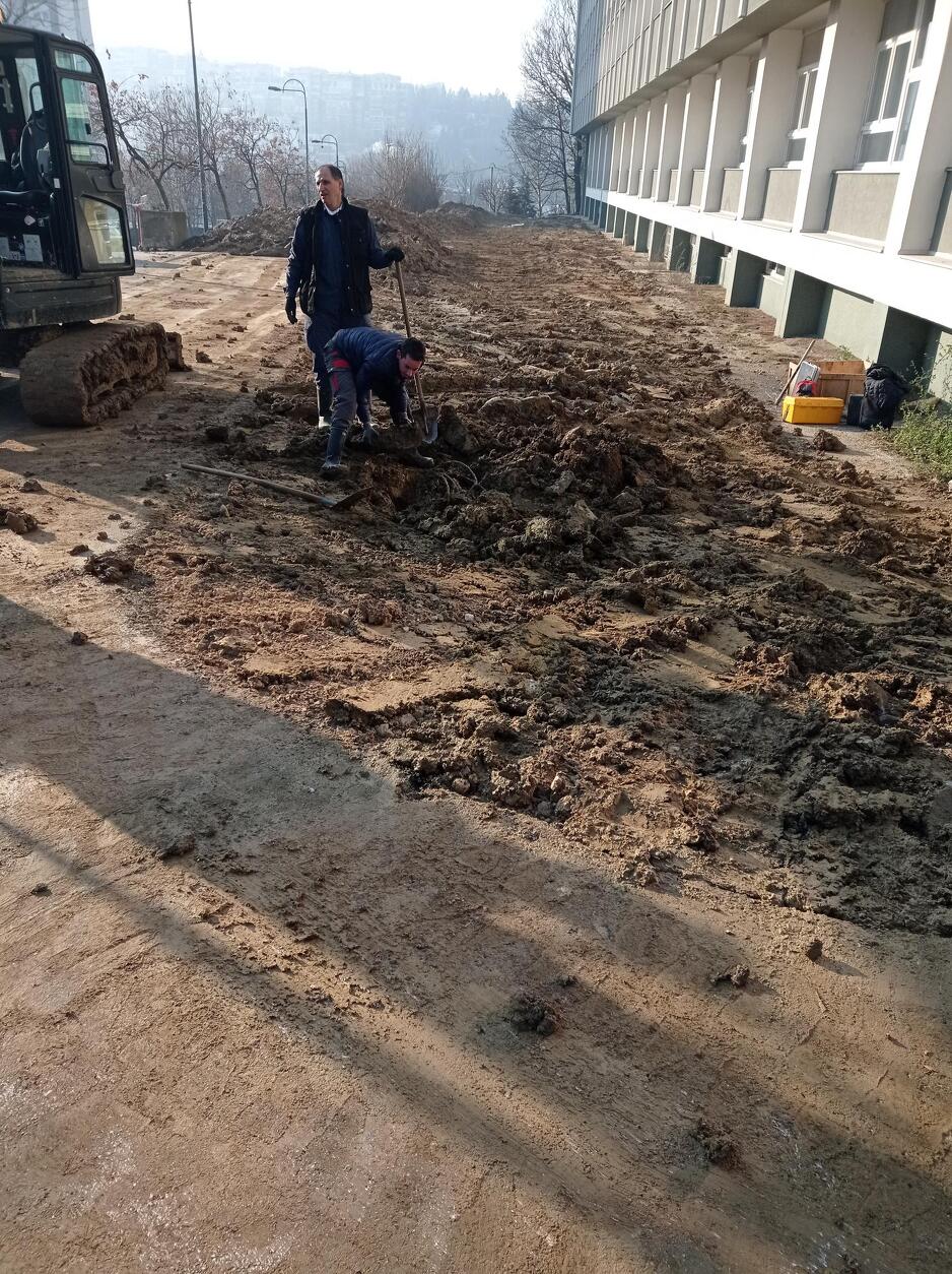 Tokom nenajavljenih radova prekinut optički kabal u krugu Građevinskog fakulteta (Foto: Logosoft)