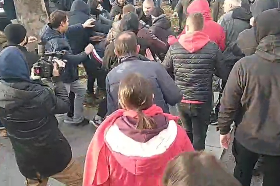 Demonstranti gađani ciglama (Foto: 021.rs)