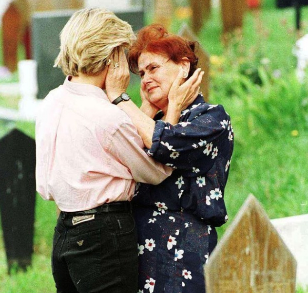 Emotivni susret na groblju u Sarajevu