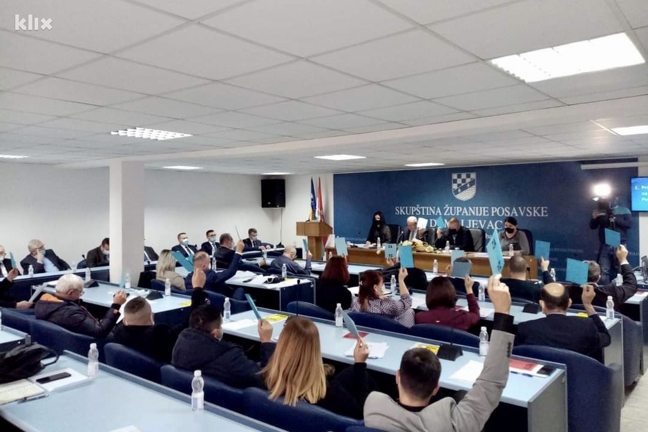 Zastupnici u Skupštini Posavskog kantona prilikom glasanja za izmjene Kantonalnog ustava (Foto: A. K./Klix.ba)