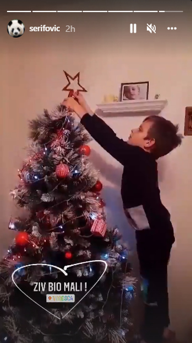 Dječak Imran sa jelkom