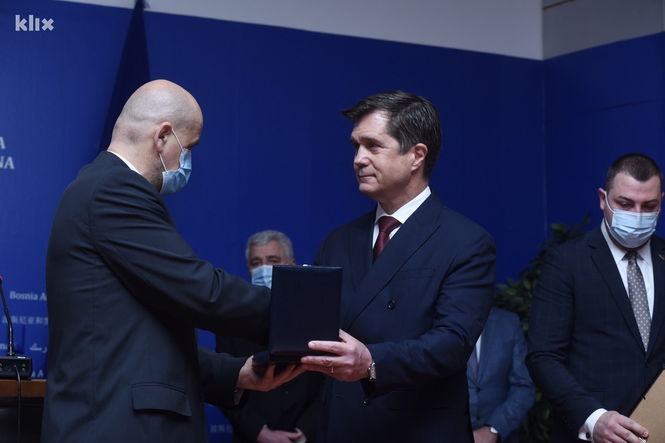 Predrag Praštalo uručio nagradu Ericu Nelsonu (Foto: T. S./Klix.ba)