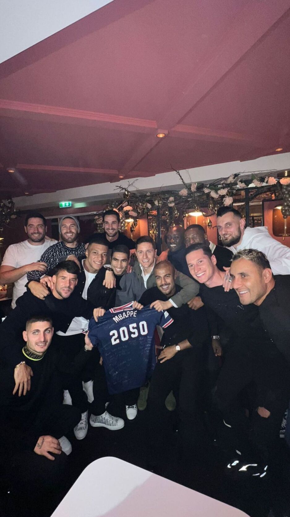 Poseban poklon dres za Mbappea (Foto: Instagram)